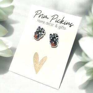 ⭐️ 2/$20 earring sets ⭐️ 
NEW acrylic Monstera Albo earring set